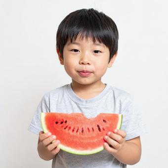スイカを食べる子供 スイカを食べる子供の写真