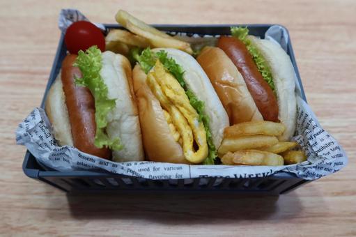 ミニホットドッグのお洒落ランチボックス ミニホットドッグのお洒落ランチボックスの写真