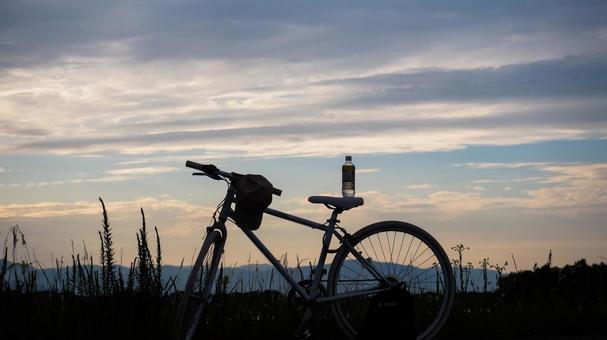 サイクリング サイクリング サイクリング,自転車,夕方の写真素材