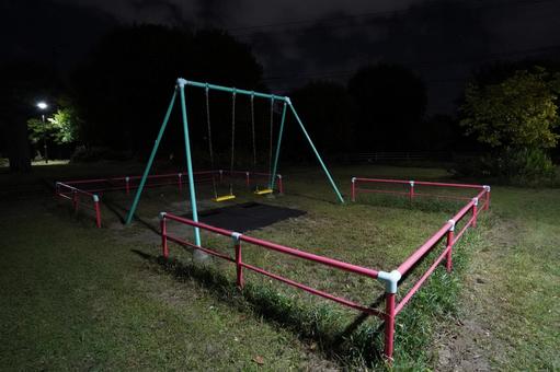 夜の公園のブランコ3 ブランコ,公園,遊具の写真素材