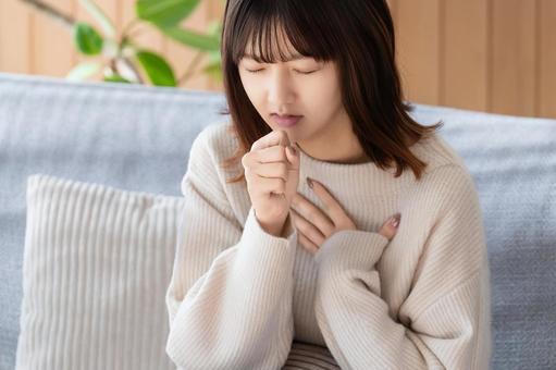 風邪をひいて咳き込む女性 女性,風邪,咳の写真素材