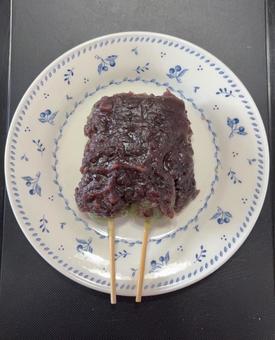 R7.4.21 Mugwort dumplings with red bean paste 1, wormwood dumpling, bean paste topping, bean paste, JPG