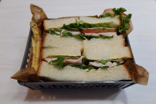 ビッグサンドのお弁当 サンドイッチ,大きい,サラダチキンの写真素材