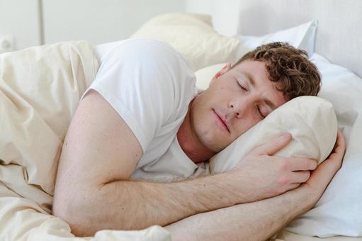 ベッドで横向きで寝ている男性 男性,外国人,欧米人の写真素材