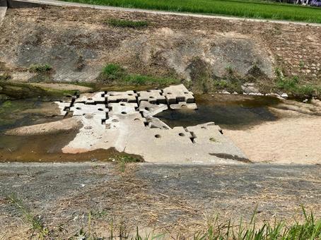 A dried-up stream with the riverbed visible, chuan, riverside, seawall, JPG