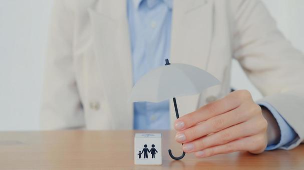 傘でキューブを守る手元 保険業,事務職,接客業の写真素材