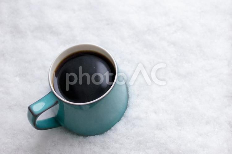 雪とコーヒーの写真 コーヒー,雪,冬の写真素材