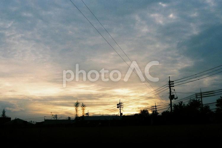 夕暮れ時の電線 電線,夕暮れ,黄昏時の写真素材