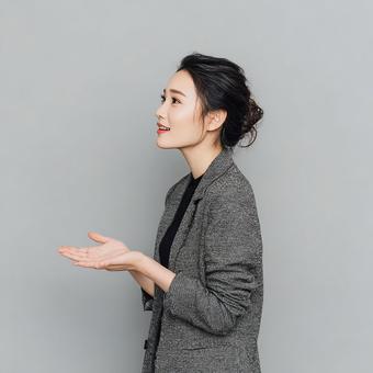 何かを伝えるプロフェッショナルな女性 何かを伝えるプロフェッショナルな女性の写真