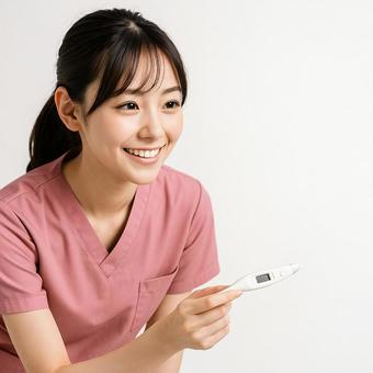 体温計を渡す看護師 体温計を渡す看護師の写真