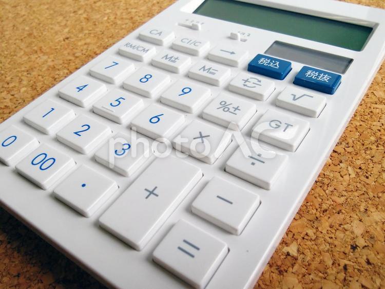 コルクボードの上に置いた電卓2 電卓,計算機,計算の写真素材