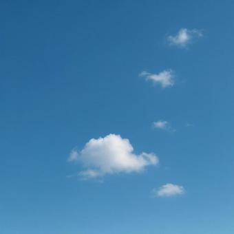 冬の澄んだ青空と白い雲 冬の澄んだ青空と白い雲の写真