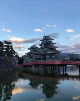 夕暮れの松本城 松本城,夕暮れ,お城の写真素材