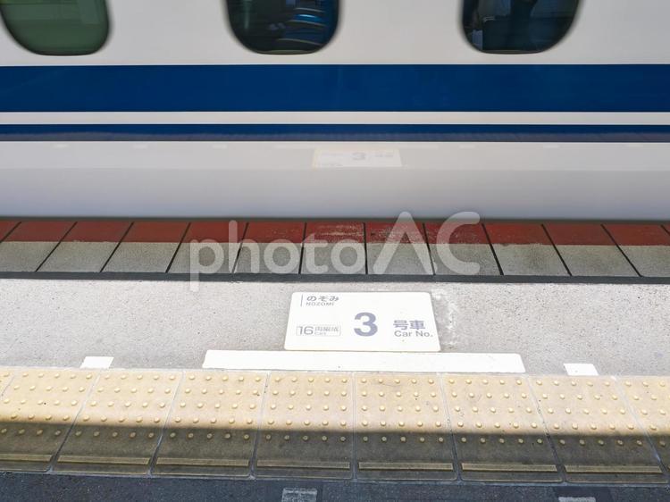 新幹線のプラットホーム 新幹線,プラットホーム,交通の写真素材