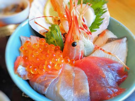 海の幸がたくさんの海鮮丼 海の幸がたくさんの海鮮丼 海鮮丼,刺し身,日本食の写真素材