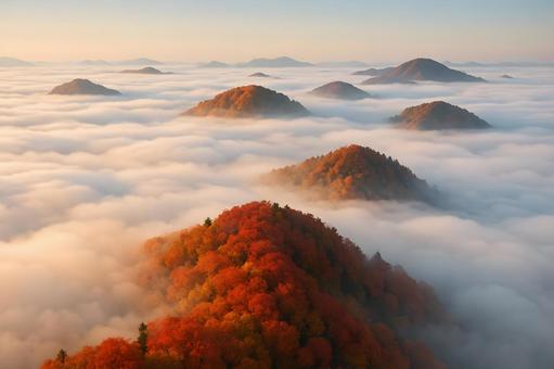 朝霧の紅葉峰群 朝霧の紅葉峰群の写真