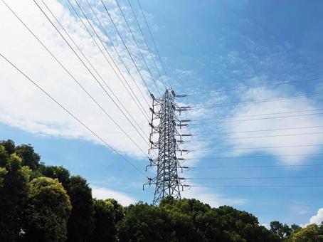 送電線と青空と木々の風景 送電線と青空と木々の風景の写真