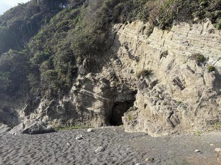 山にある洞窟 山にある洞窟の写真