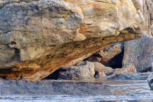 海岸の岩陰にできた自然の洞窟 岩,洞窟,海岸の写真素材