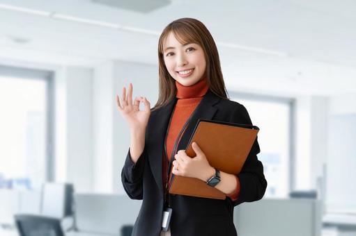 OKポーズをする笑顔の女性 女性,ok,笑顔の写真素材