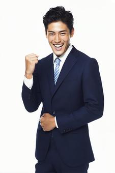キャリアの達成を象徴する明るい表情の男性 キャリアの達成を象徴する明るい表情の男性の写真
