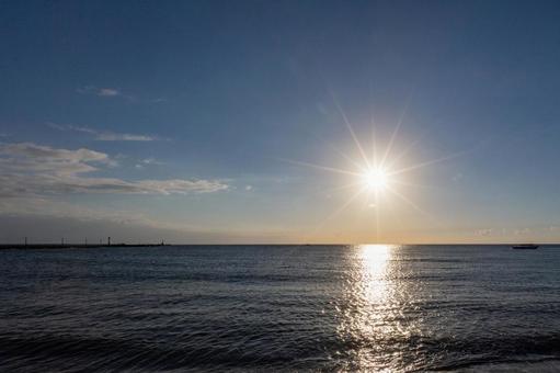 海を照らす眩しい太陽の光_太陽右側 海を照らす眩しい太陽の光_太陽右側の写真