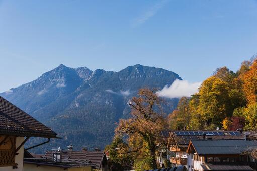 ドイツのアルプスと紅葉 ドイツ,ガルミッシュパルテンキルヘン,ドイツ南部の写真素材