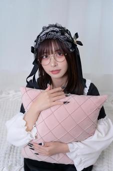 クッションを抱える地雷系女子 クッションを抱える地雷系女子 眼鏡,メガネ,20代の写真素材