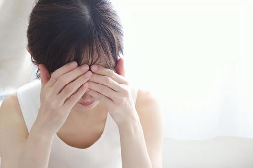 頭を抱える女性 悩みイメージ 頭を抱える女性 悩みイメージの写真