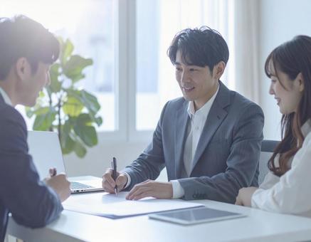 契約する夫婦 契約する夫婦の写真