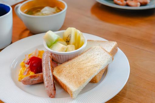 トーストと卵の洋朝食 トーストと卵の洋朝食の写真