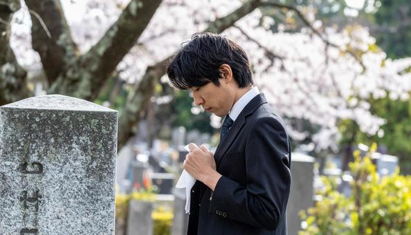 お葬式・葬儀に来た喪服の日本人男性 お葬式・葬儀に来た喪服の日本人男性の写真