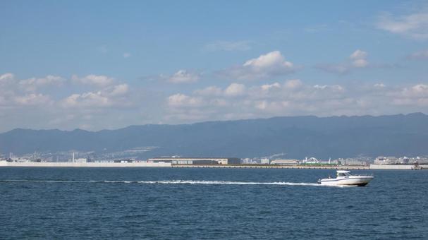 都会の海を駆ける光の航跡 都会,海,ボートの写真素材