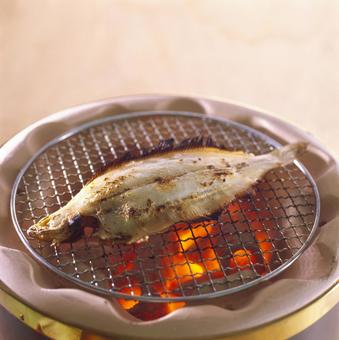 かれいの干物を炭火で炙る かれいの干物を炭火で炙る カレイ,鰈,カレイの干物の写真素材