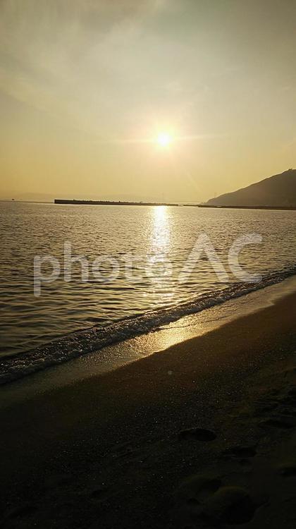 波打ち際の夕日 海辺,砂浜,夕日の写真素材