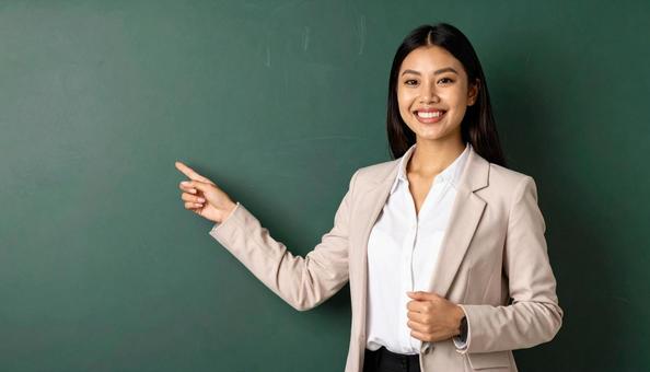 笑顔で教える若手教師の授業風景 笑顔で教える若手教師の授業風景の写真