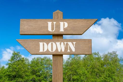 道しるべ（UP・DOWN） 道しるべ,二択,upの写真素材