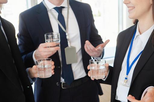 水の入ったグラスを持つ3人の手元 グラス,水,持つの写真素材