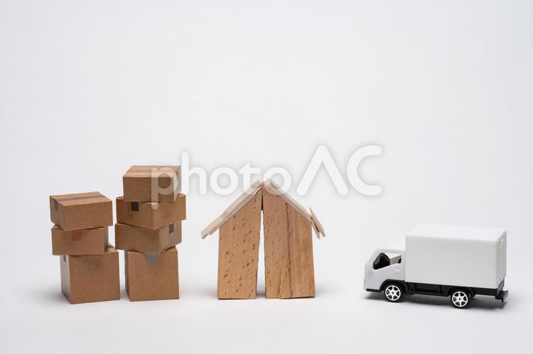 地震で壊れた住宅と救援物資のイメージ 救援物資,支援物資,備蓄品の写真素材