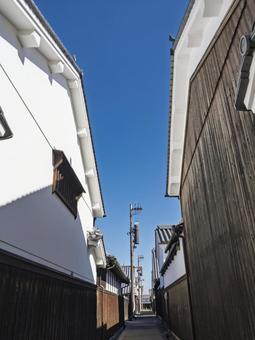 白壁と板壁の今井町路地景観 白壁と板壁の今井町路地景観の写真