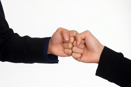 拳を合わせた若い男性の写真