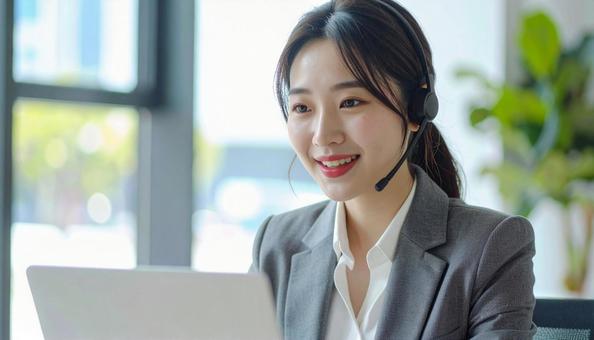 web会議中の女性 web会議中の女性の写真