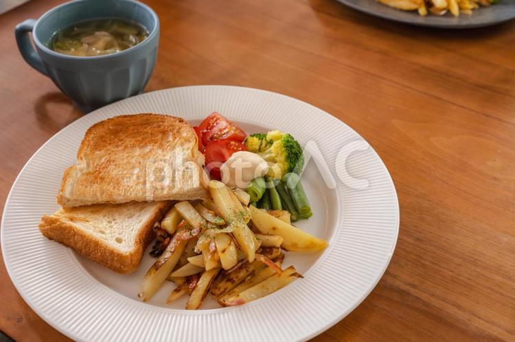 トーストと野菜の朝食プレート 朝食,ランチ,トーストの写真素材