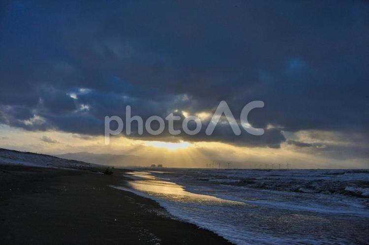 夕暮れの海 夕暮れの海,光芒,薄明光線の写真素材