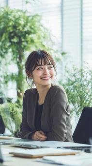 働く女性の笑顔 働く女性の笑顔の写真