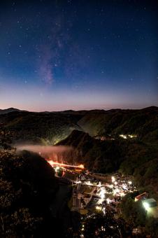 出始めた雲海と天の川の写真