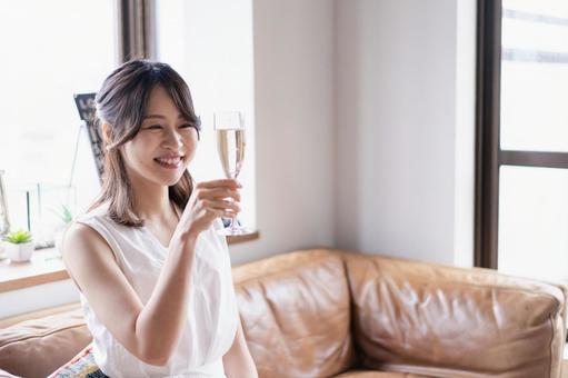 スパークリングワインを飲む若い女性 スパークリングワインを飲む若い女性 香り,ご機嫌,日本人の写真素材