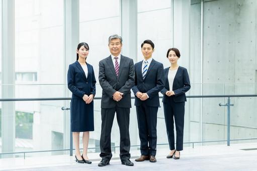 並んで立つビジネスパーソン 並んで立つビジネスパーソン ビジネスマン,ビジネスウーマン,笑顔の写真素材