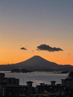 湘南から見た夕暮れ時の富士 湘南から見た夕暮れ時の富士の写真