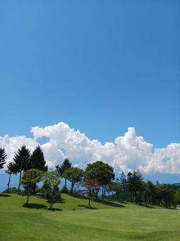緑の芝生と青空が美しいゴルフコース 緑の芝生と青空が美しいゴルフコース ゴルフ,空,青空の写真素材